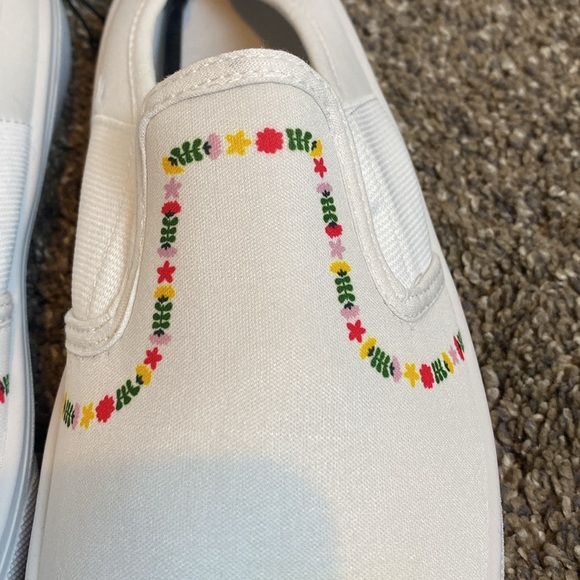 Sole Mates White Slip On Shoes w Design Sz 8 NWT - Picture 2 of 4